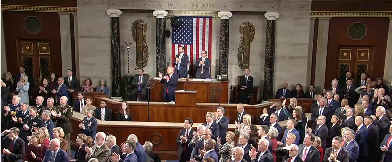 טראמפ מריע לאנשיו במהלך הנאום