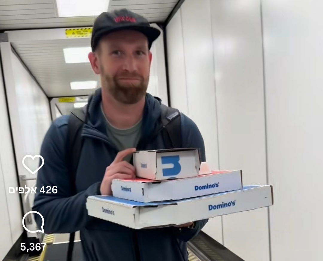 פיצה למטוס: הטריק הגאוני של הנוסע שלא רצה לשלם על "אכילה במקום" - כך הגיבה דומינוס