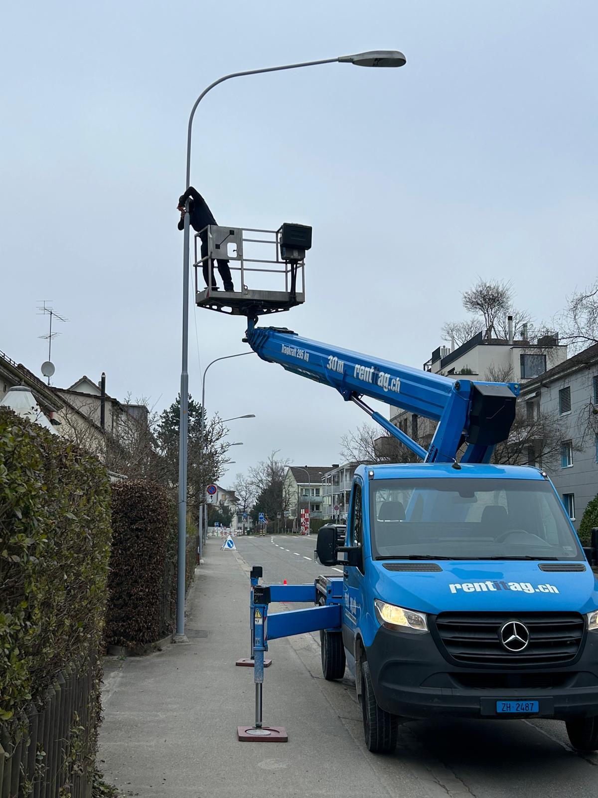 על
רקע הצלחת העירוב בציריך גם בערים אחרות רוצים; הפוליטיקאי
האנטישמי תקף