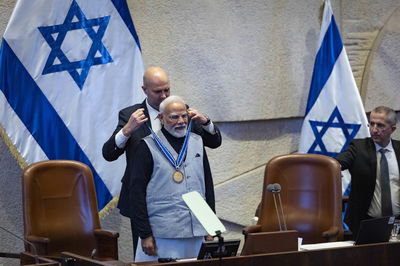 מודי מקבל את המדליה המיוחדת מאמיר אוחנה