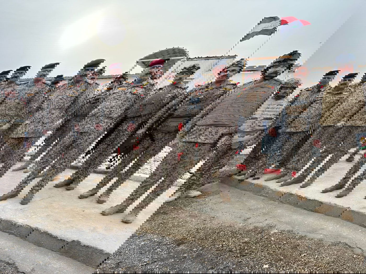 ראש מטה הצבא העיראקי, בליווי משלחת צבאית בכירה