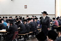 האדמו"ר מסאטמר בסיור בין ילדי החמד שחבשו קאסקט