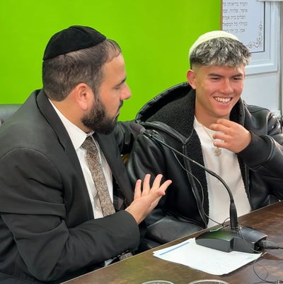 הלוחם אהבת השם גורדון בערב הודיה לקב"ה אצל הרב דוד פריוף מול מאות צעירים