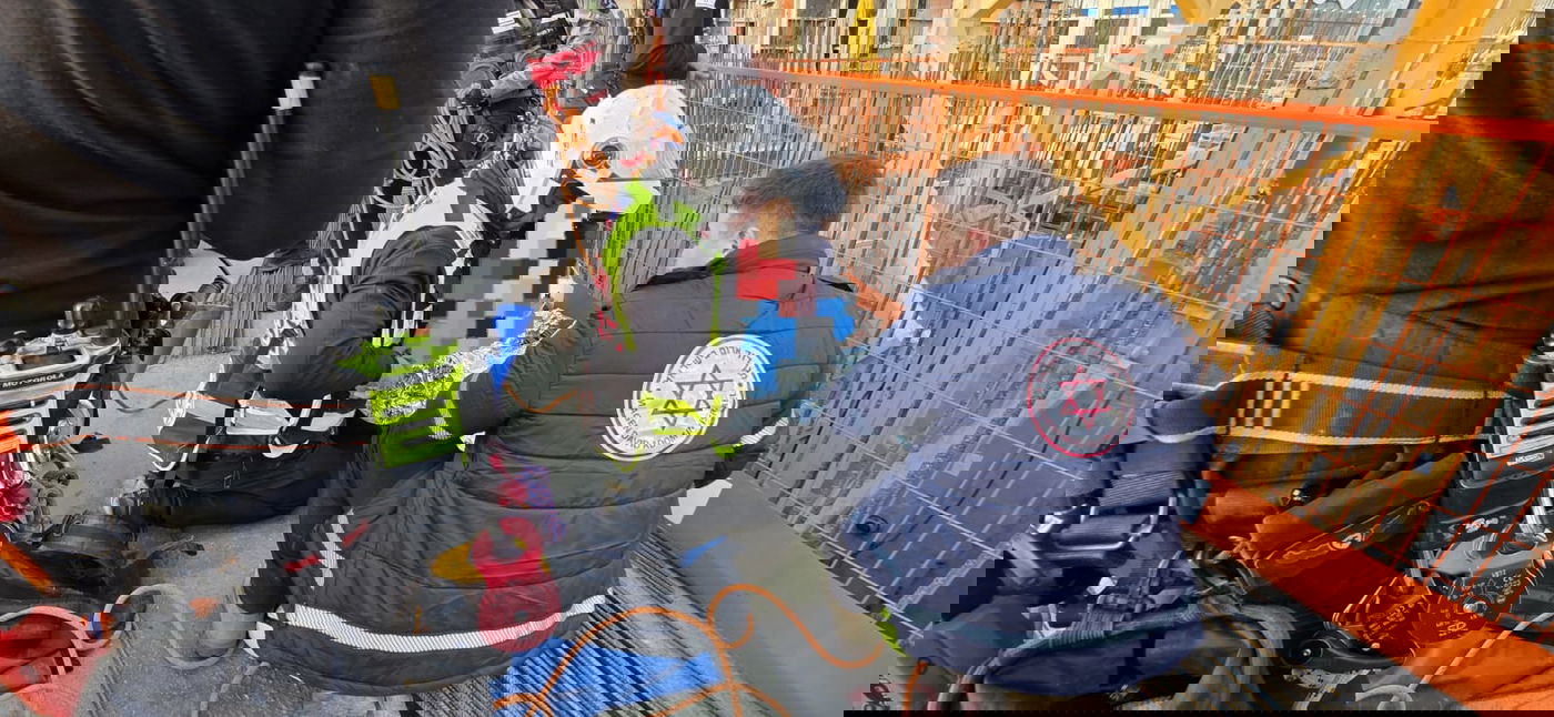 בעיר החרדית: עלה למנוף גבוה ופונה עם סולמות וחבלים לבית חולים