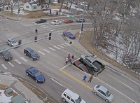 תיעוד דרמטי: שקע ענק בלע שתי מכוניות שעמדו בצומת | צפו 