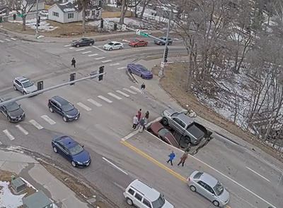 תיעוד דרמטי: שקע ענק בלע שתי מכוניות שעמדו בצומת | צפו 
