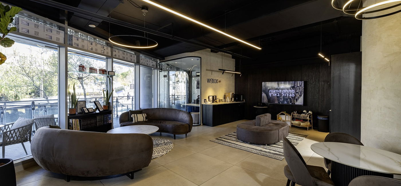 חוויית קנייה אמריקאית בירושלים: בלי לחץ, עם קפה מפנק ומדידה חופשית של כל דגם שתרצי.