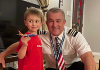 טייס מחברת התעופה Southwest Airlines עם ויליאם במהלך הסיור