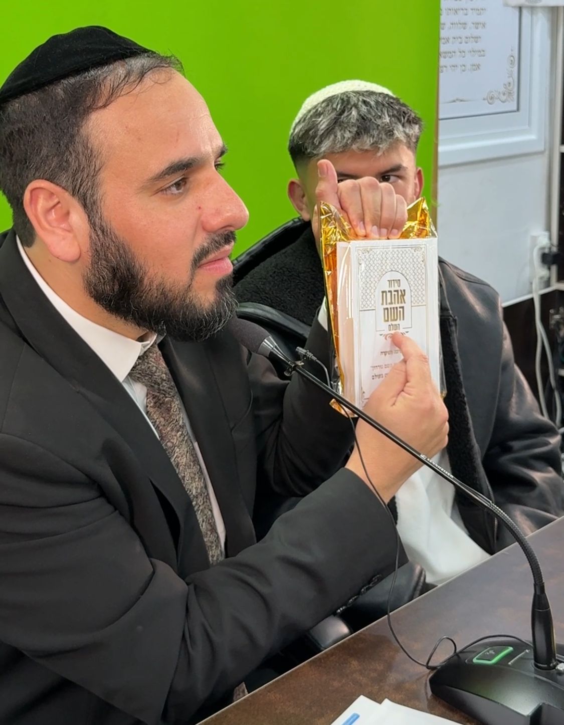 הלוחם אהבת השם גורדון בערב הודיה לקב"ה אצל הרב דוד פריוף מול מאות צעירים