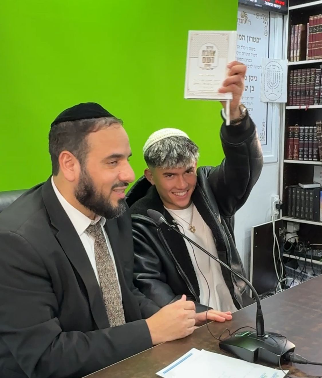 הלוחם אהבת השם גורדון בערב הודיה לקב"ה אצל הרב דוד פריוף מול מאות צעירים