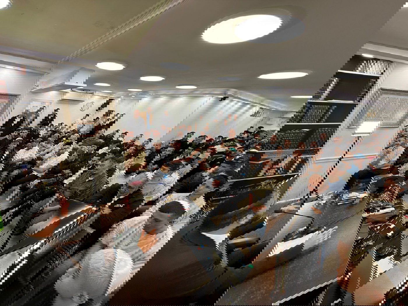 הלוחם אהבת השם גורדון בערב הודיה לקב"ה אצל הרב דוד פריוף מול מאות צעירים