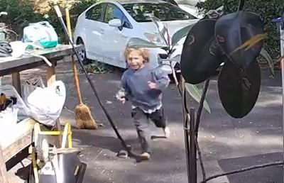 מפחיד: מרדף של טורף מאיים אחר ילד קטן נקלט במצלמה