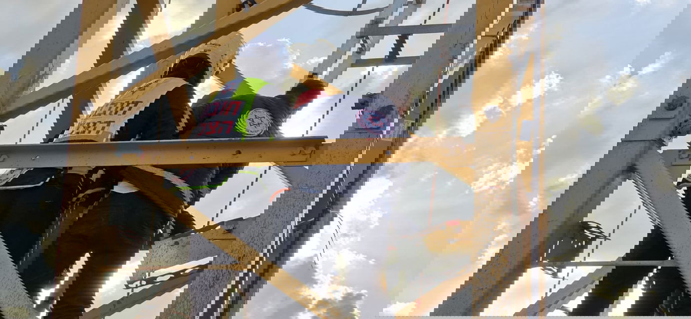 בעיר החרדית: עלה למנוף גבוה ופונה עם סולמות וחבלים לבית חולים