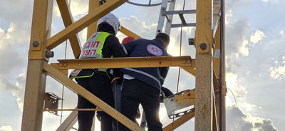 בעיר החרדית: עלה למנוף גבוה ופונה עם סולמות וחבלים לבית חולים