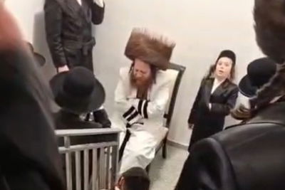 בצל האזעקות; טיש סעודה שלישית בחדר המדרגות של האדמו"ר ממיאלען