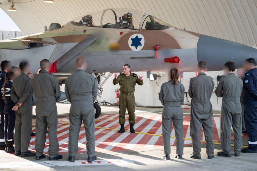 התדרוך האחרון של הרמטכ"ל זמיר לטייסים ימים ספורים לפני היציאה למלחמה | צפו