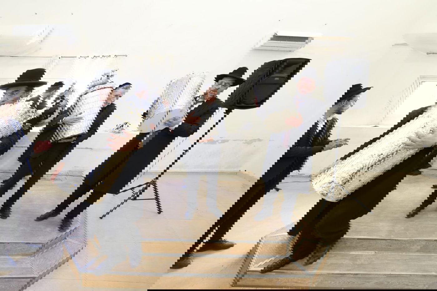 העברת ספרי התורה בישיבת 'באר יצחק – טלזסטון' 