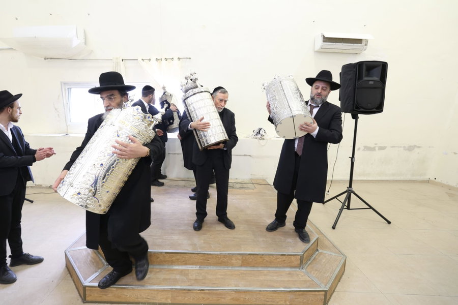 העברת ספרי התורה בישיבת 'באר יצחק – טלזסטון'