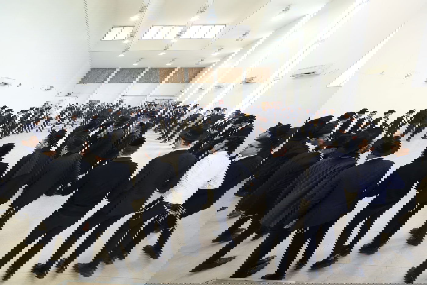 העברת ספרי התורה בישיבת 'באר יצחק – טלזסטון' 