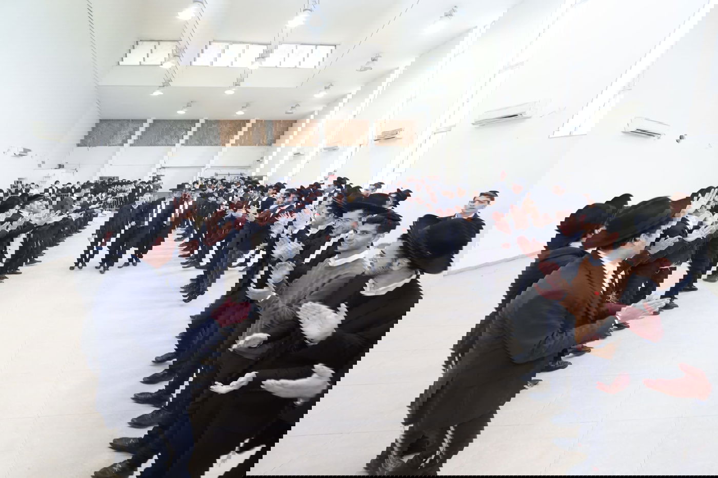 העברת ספרי התורה בישיבת 'באר יצחק – טלזסטון' 