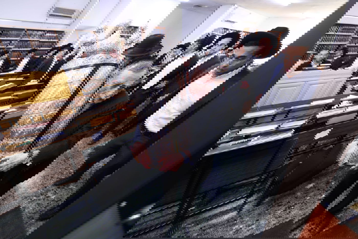 העברת ספרי התורה בישיבת 'באר יצחק – טלזסטון' 