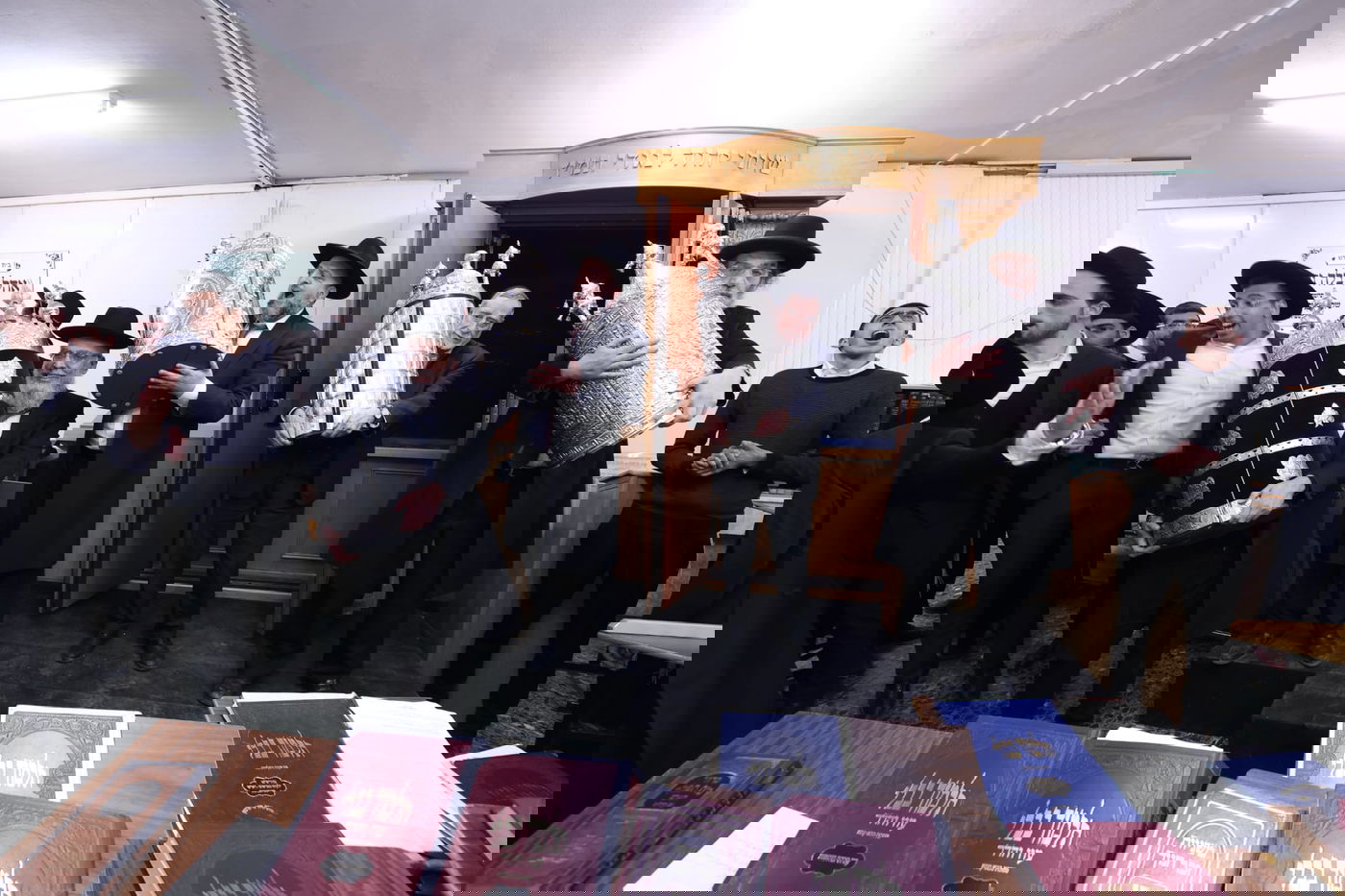 העברת ספרי התורה בישיבת 'באר יצחק – טלזסטון' 