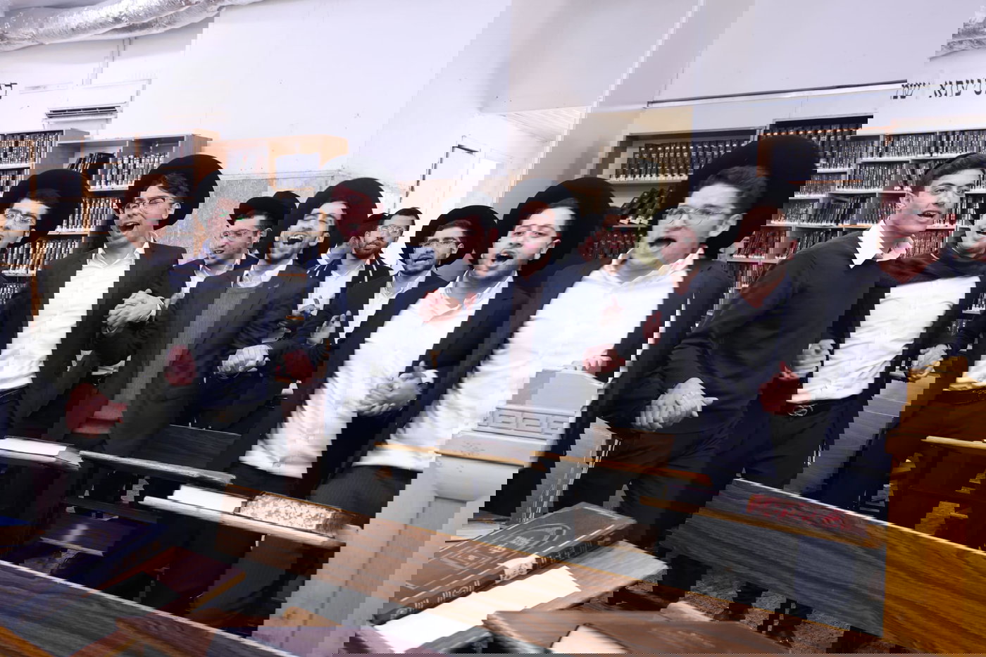 העברת ספרי התורה בישיבת 'באר יצחק – טלזסטון' 