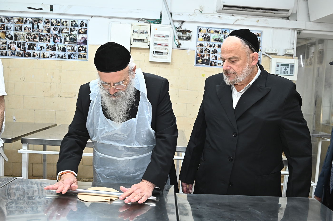 הגר"נ זכריהו באפיית מצות