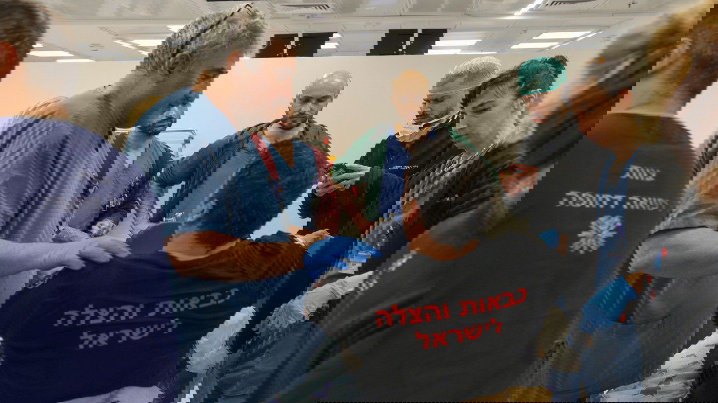 הגעתם של הפצועים מהזירה בתל אביב במהלך הלילה ל'איכילוב'