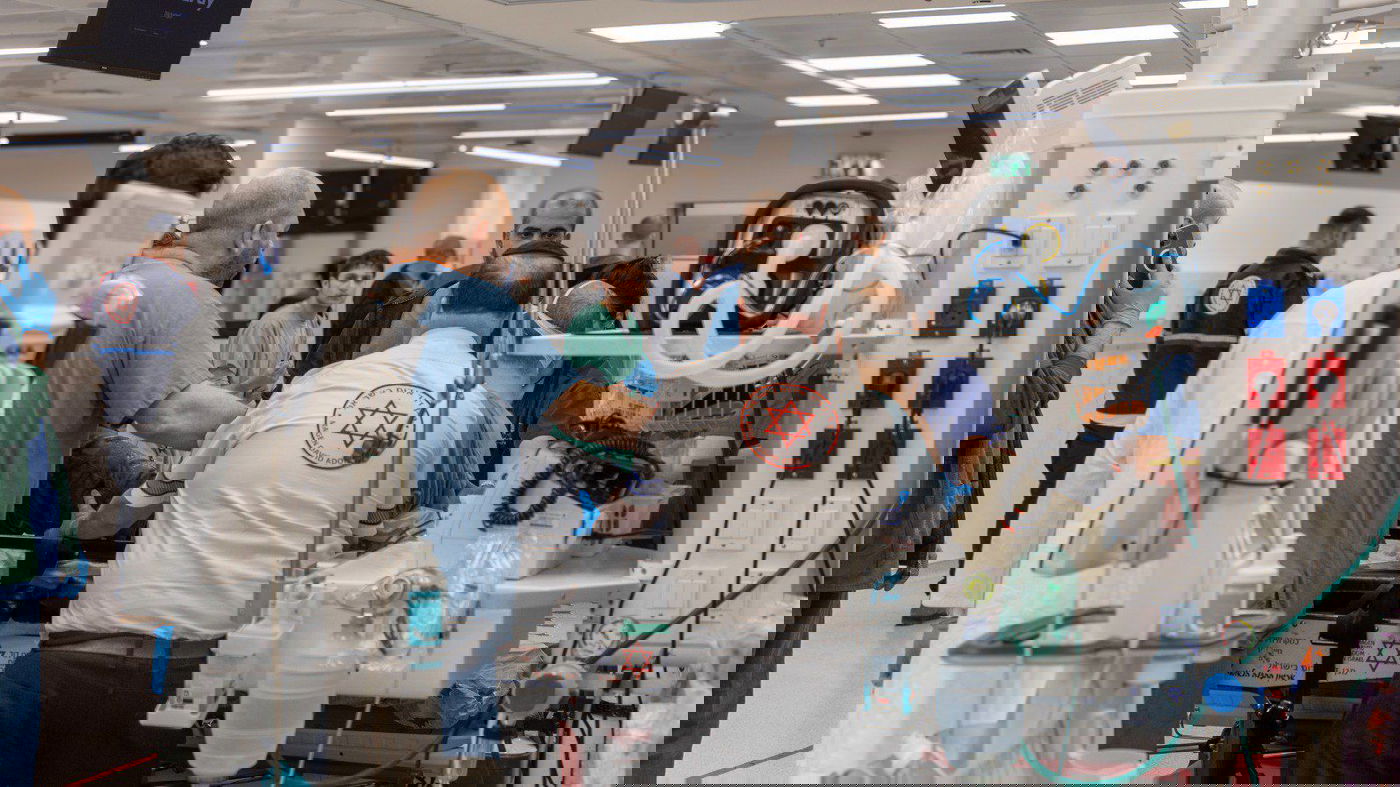 הגעתם של הפצועים מהזירה בתל אביב במהלך הלילה ל'איכילוב'