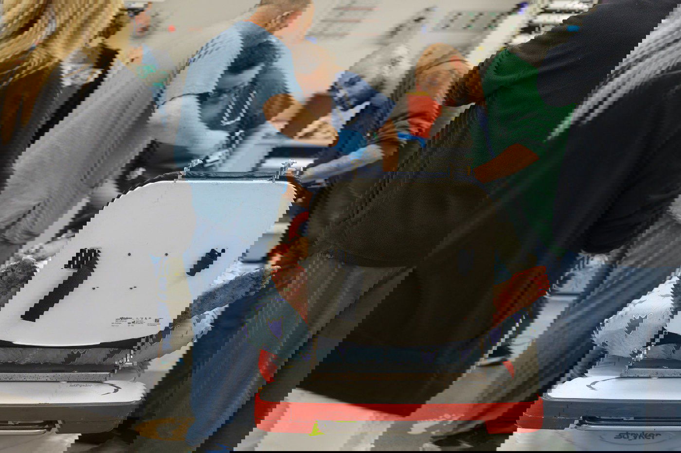 הגעתם של הפצועים מהזירה בתל אביב במהלך הלילה ל'איכילוב'