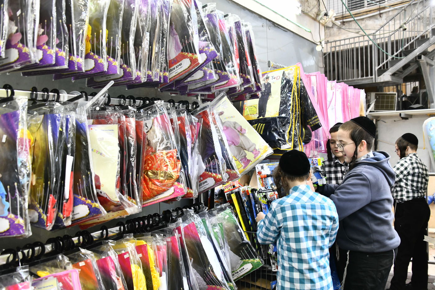 אווירת ערב פורים בבני ברק