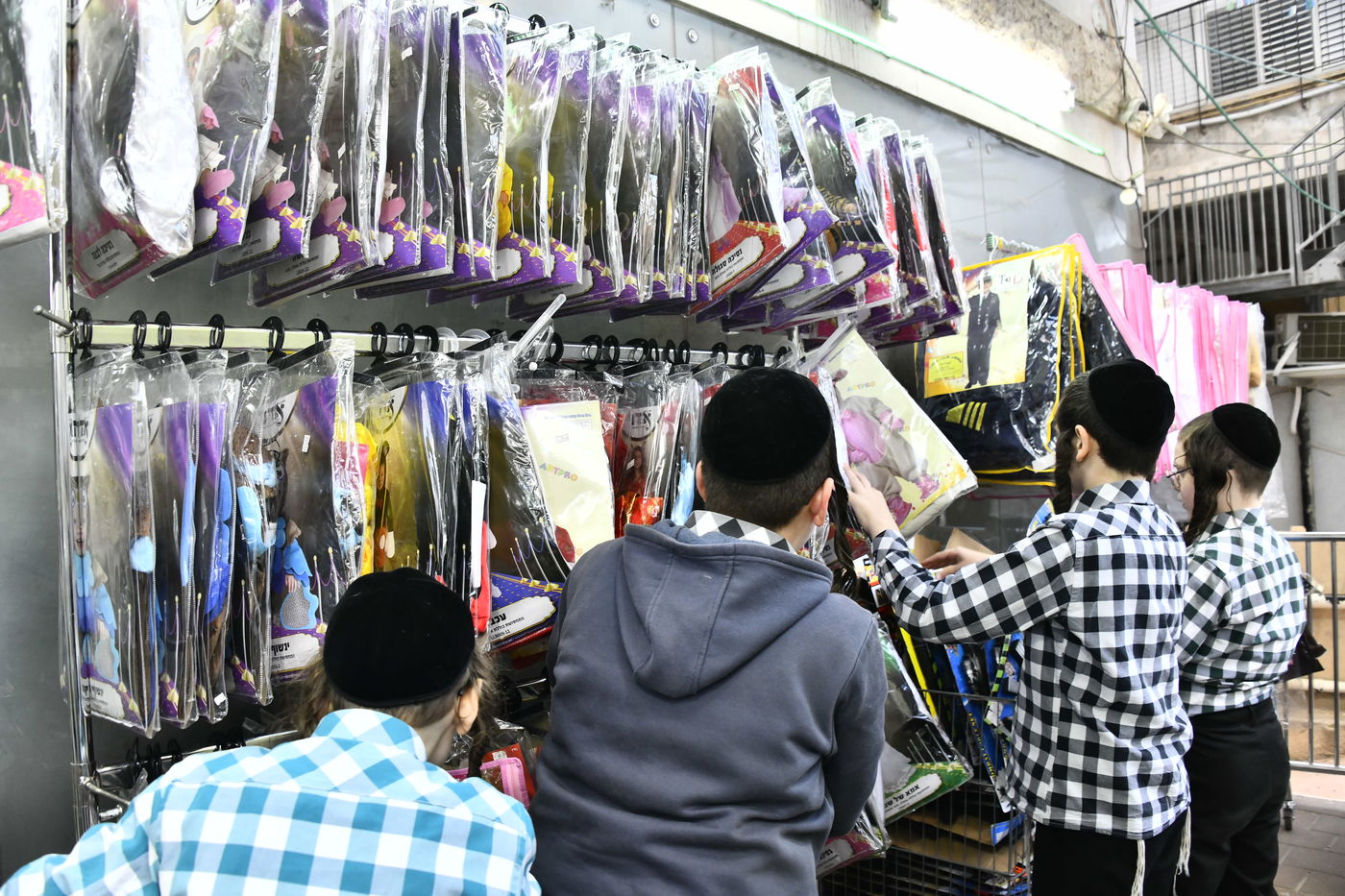 אווירת ערב פורים בבני ברק