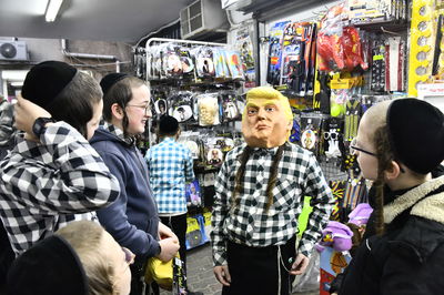 אווירת ערב פורים בבני ברק