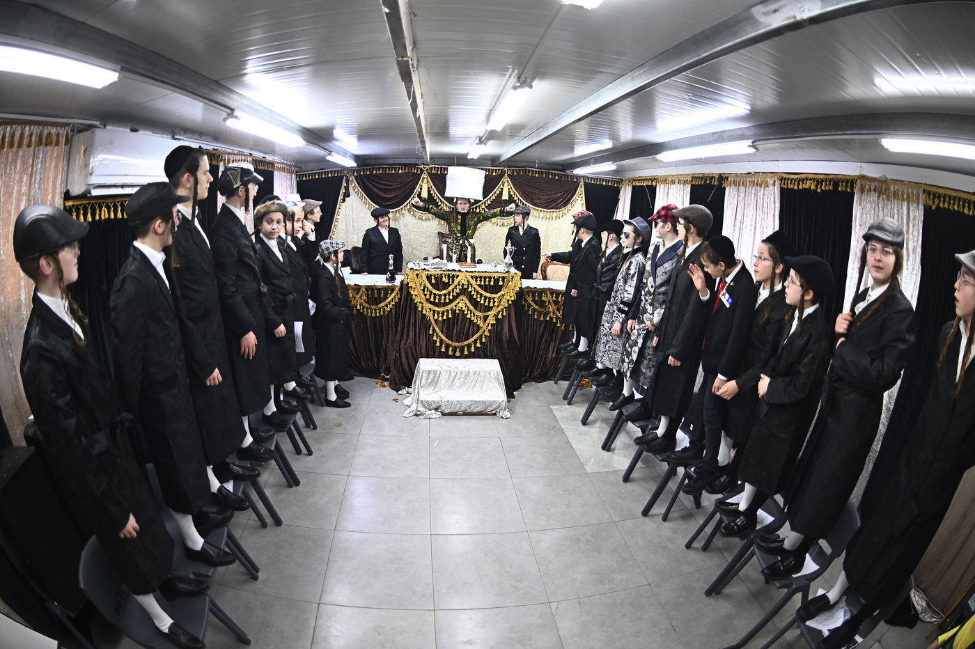 ילדי בעלזא בבני ברק במסיבות פורים