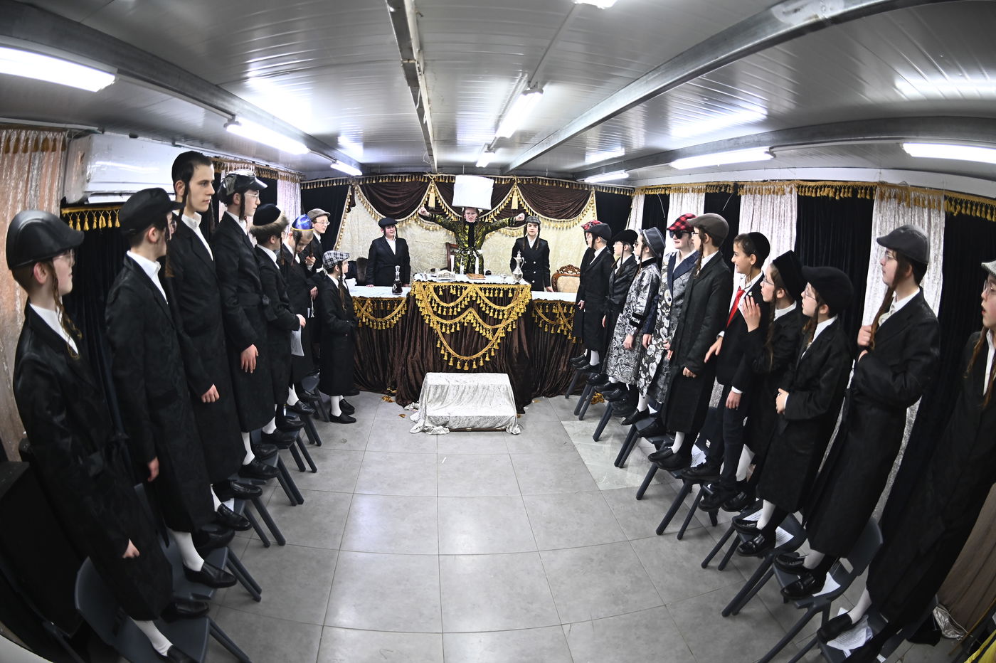 ילדי בעלזא בבני ברק במסיבות פורים