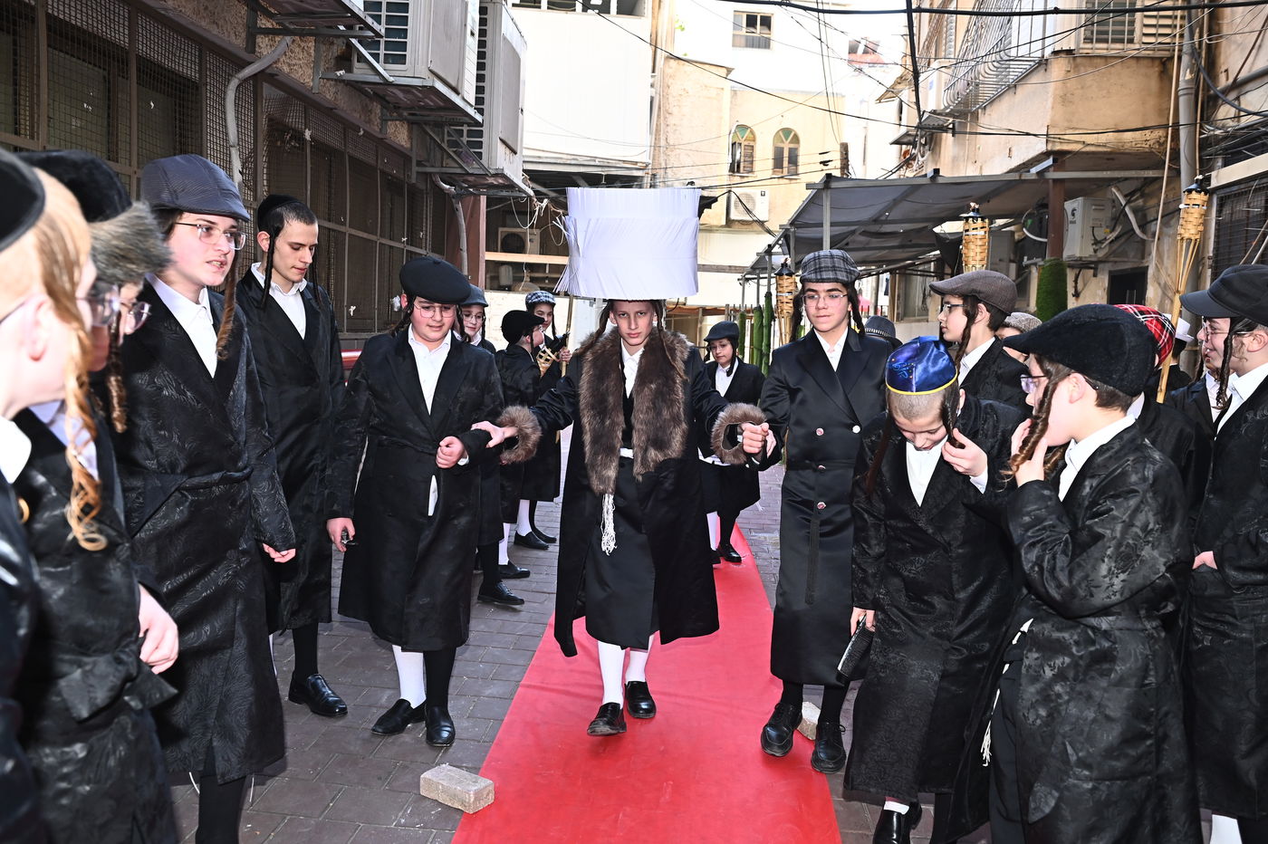 ילדי בעלזא בבני ברק במסיבות פורים