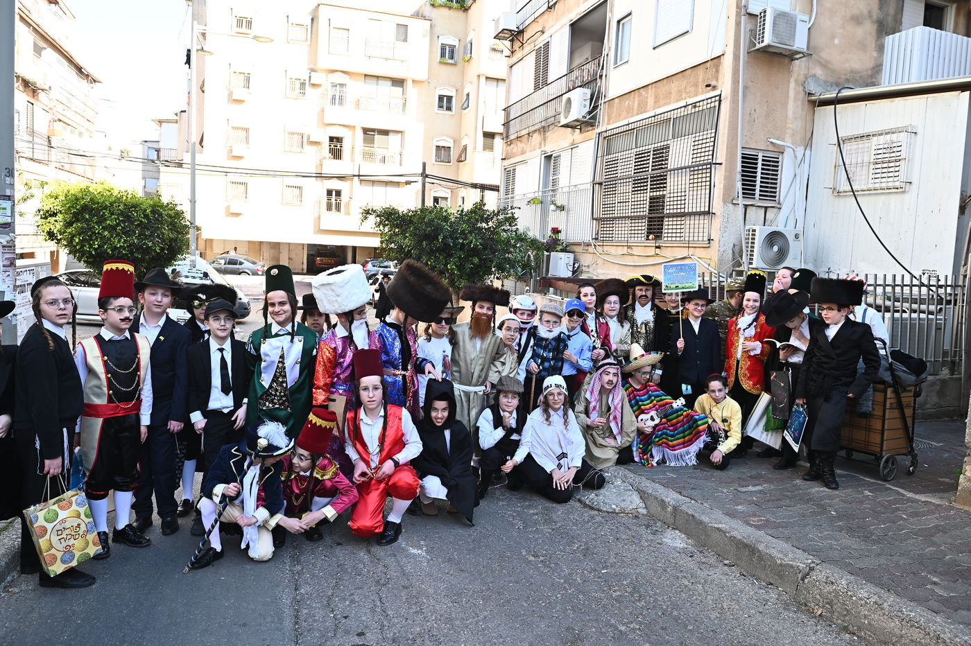 ילדי בעלזא בבני ברק במסיבות פורים