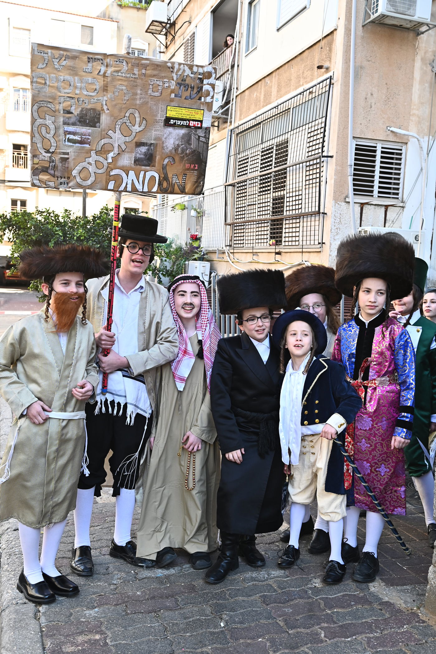 ילדי בעלזא בבני ברק במסיבות פורים