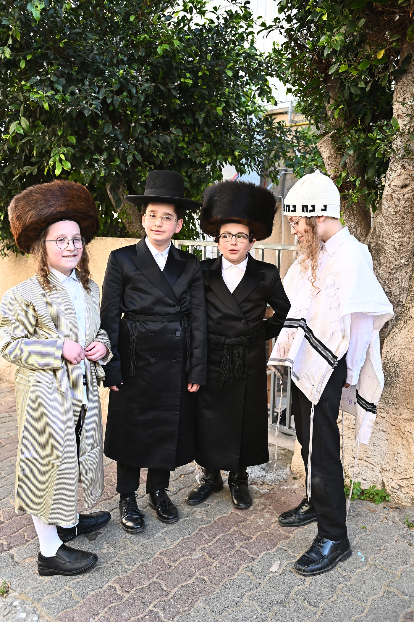 ילדי בעלזא בבני ברק במסיבות פורים