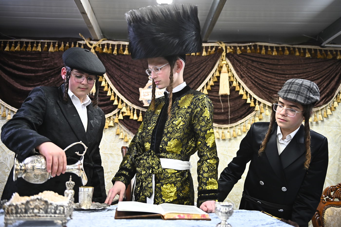 ילדי בעלזא בבני ברק במסיבות פורים