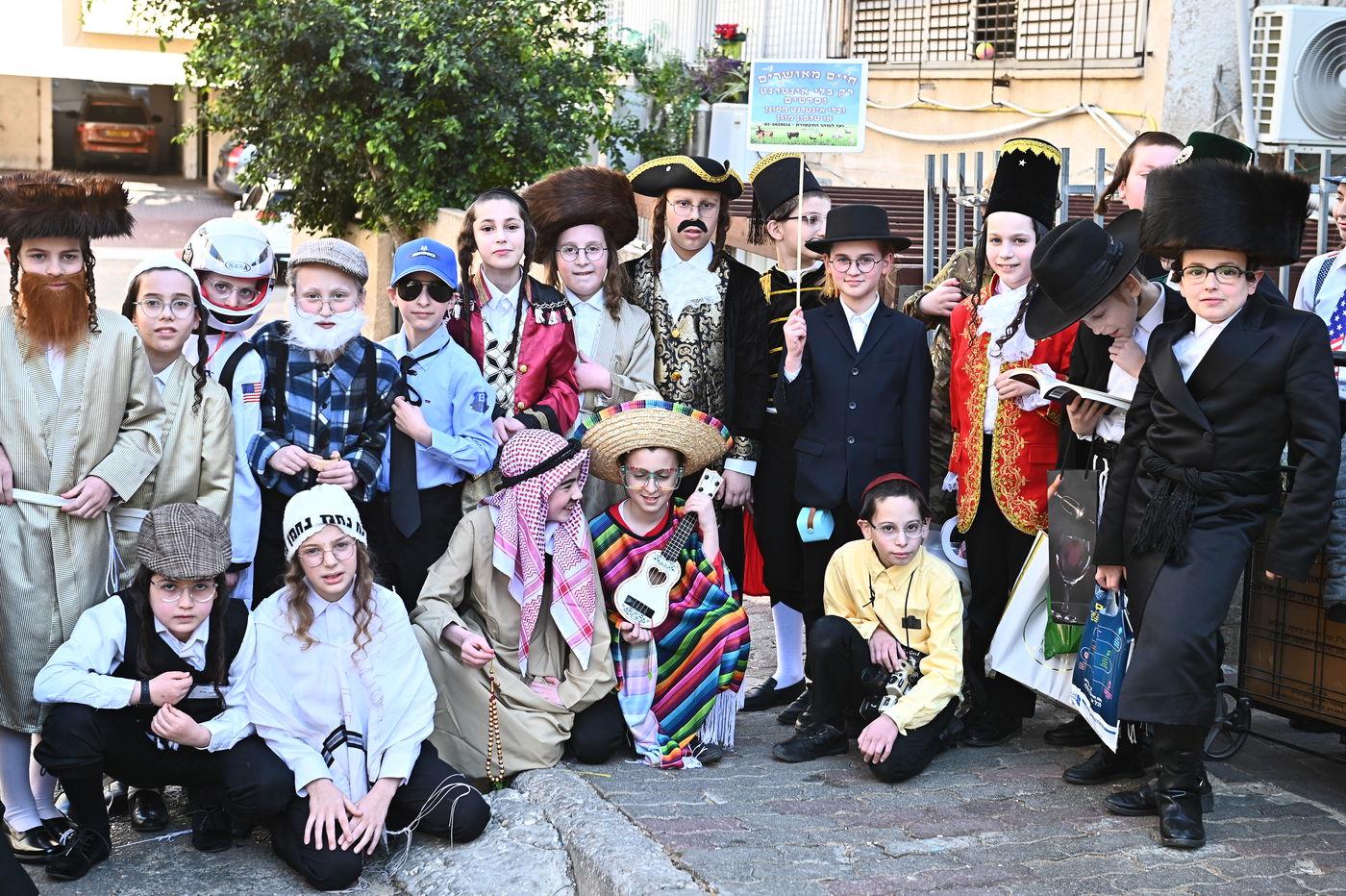 ילדי בעלזא בבני ברק במסיבות פורים
