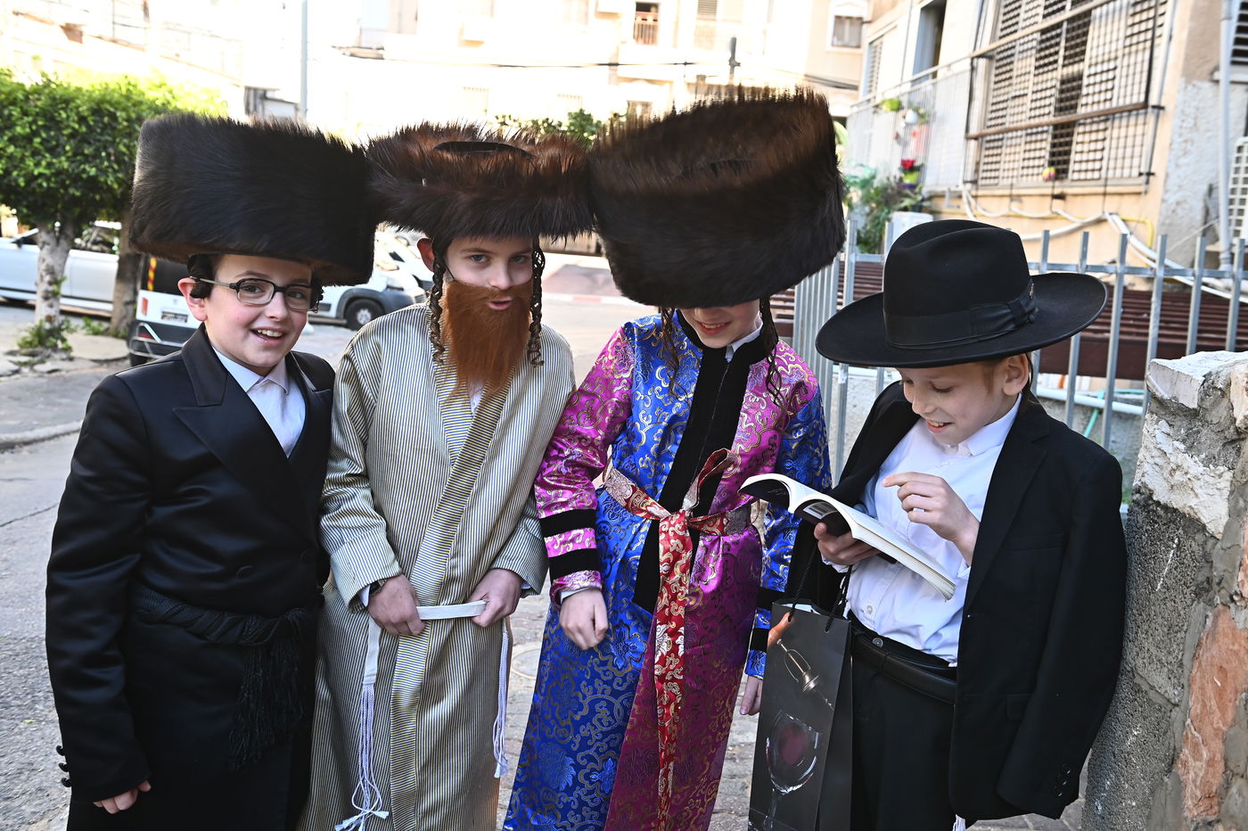 ילדי בעלזא בבני ברק במסיבות פורים