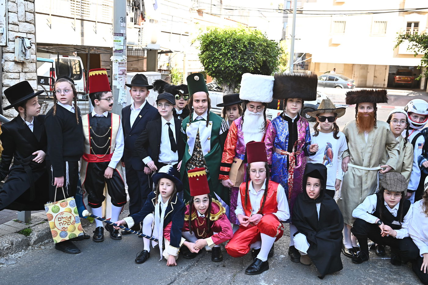 ילדי בעלזא בבני ברק במסיבות פורים