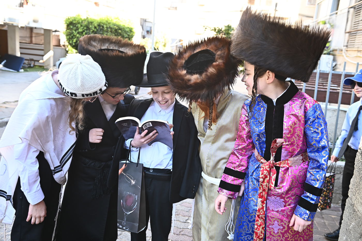 ילדי בעלזא בבני ברק במסיבות פורים