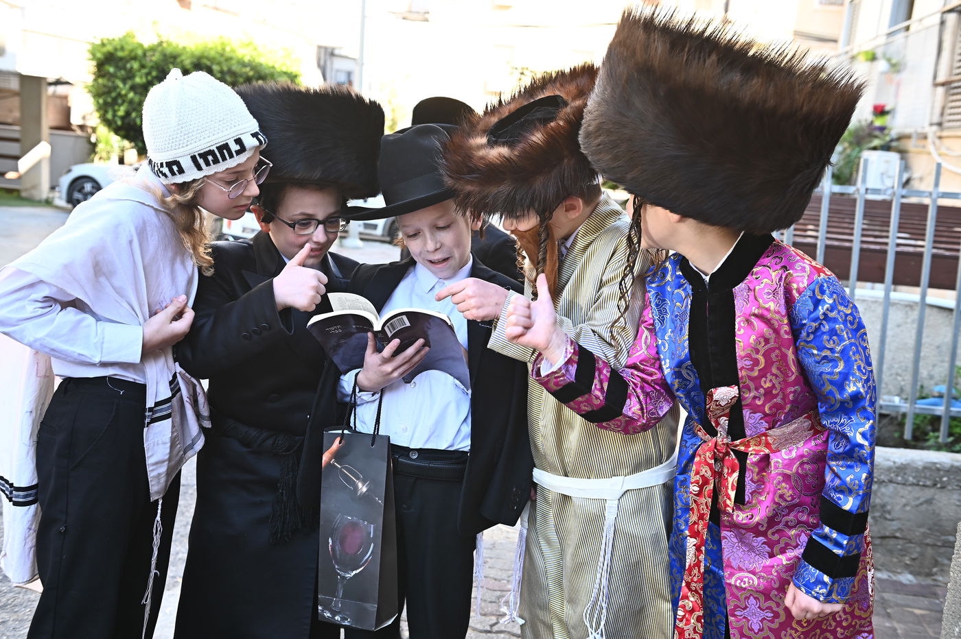 ילדי בעלזא בבני ברק במסיבות פורים