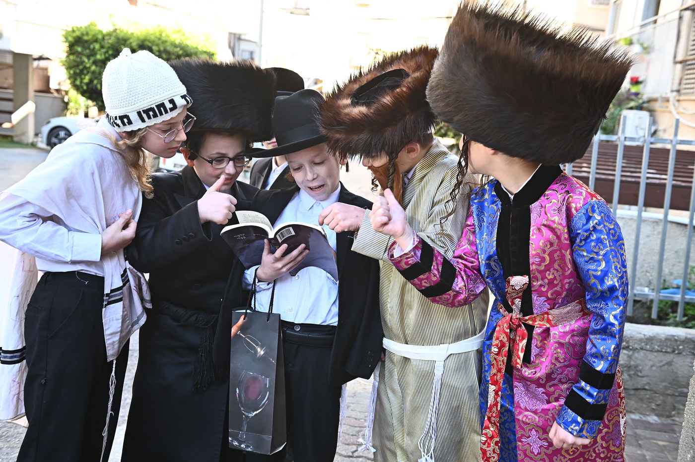 ילדי בעלזא בבני ברק במסיבות פורים