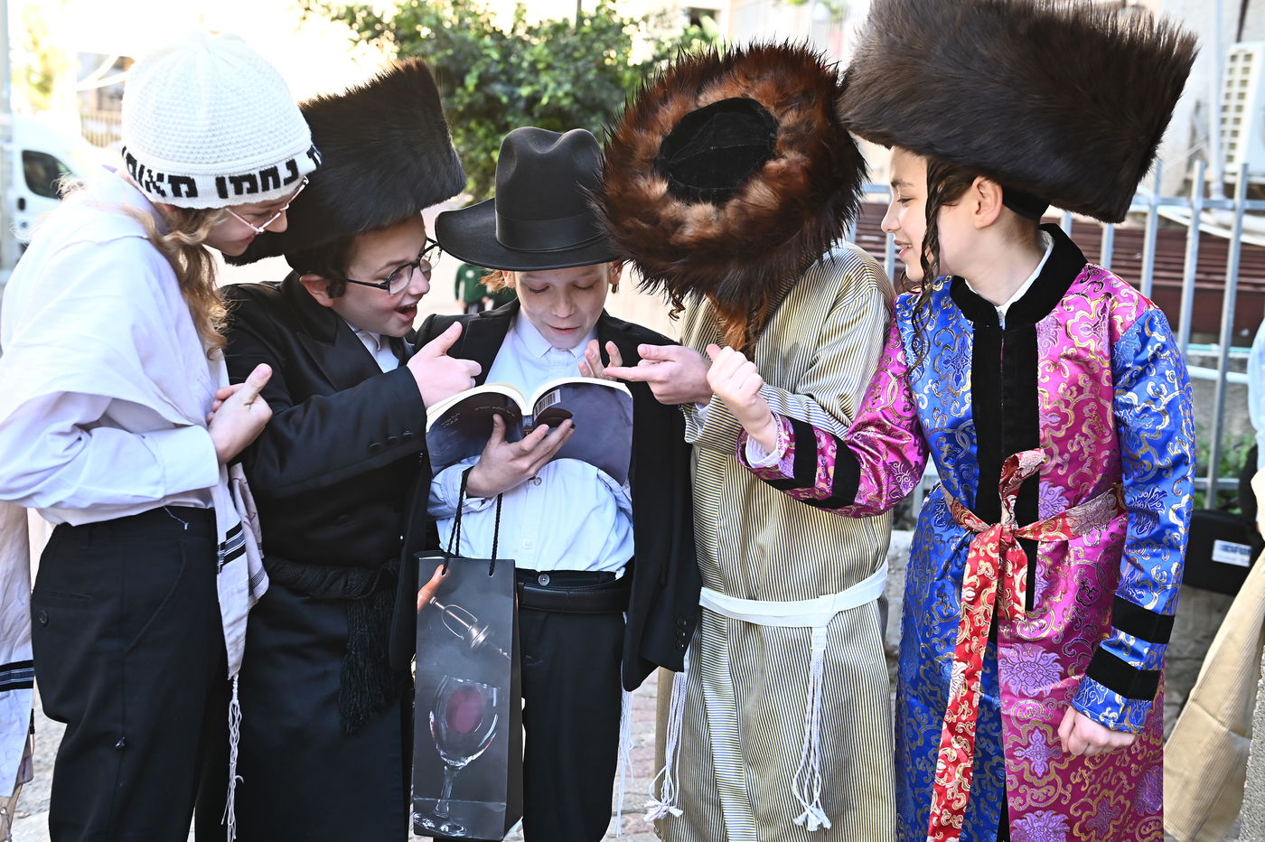 ילדי בעלזא בבני ברק במסיבות פורים