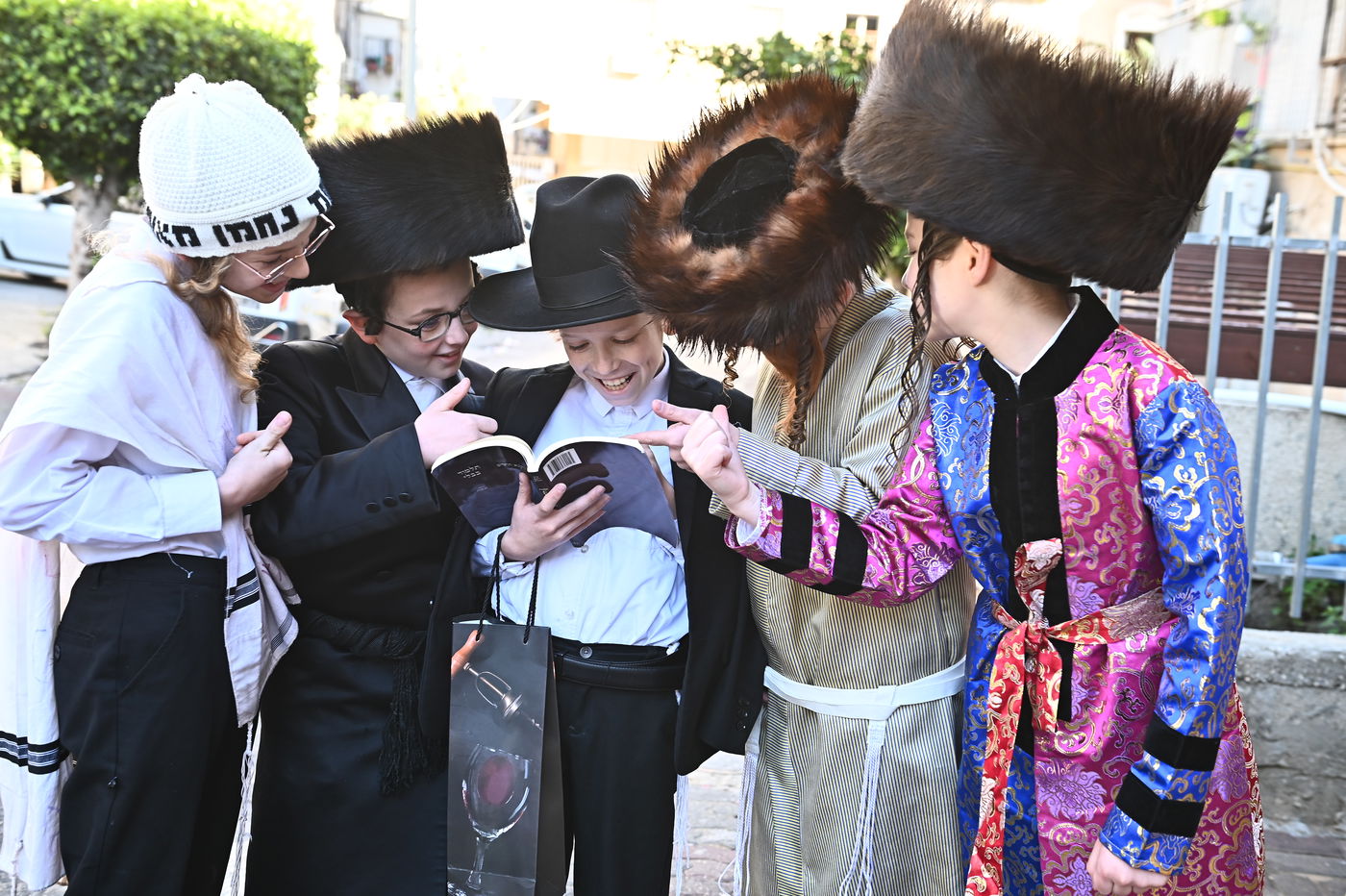 ילדי בעלזא בבני ברק במסיבות פורים