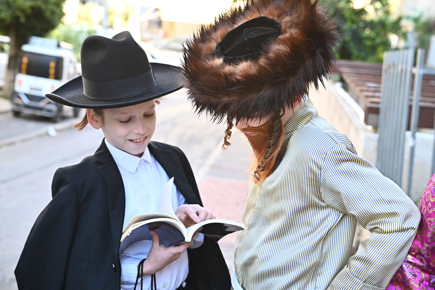 ילדי בעלזא בבני ברק במסיבות פורים